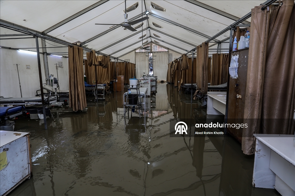 خان يونس..أمطار غزيرة تُغرق الطرقات وخيام النازحين الفلسطينيين