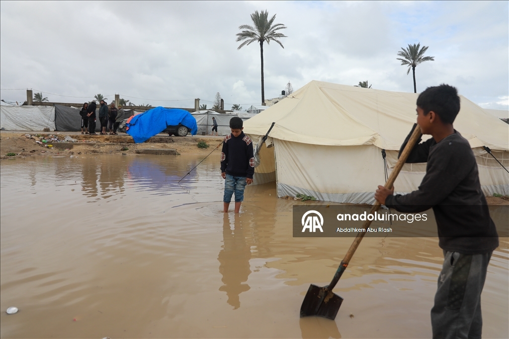 Мощные ливни в секторе Газа негативно повлияли на палестинцев, ютящихся в палатках