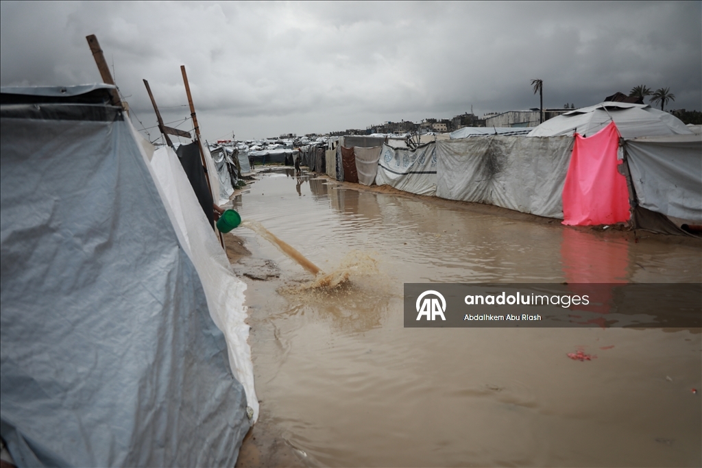 Мощные ливни в секторе Газа негативно повлияли на палестинцев, ютящихся в палатках