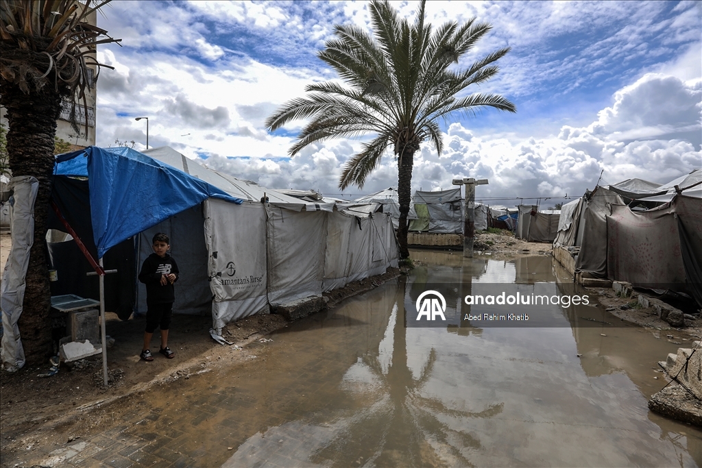 Gazze'de etkili olan yağmur çadırlarda kalan Filistinlileri olumsuz etkiledi