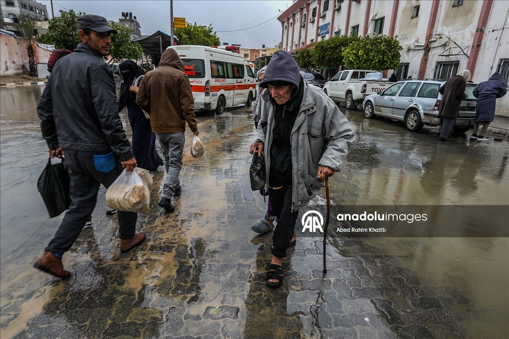 خان يونس..أمطار غزيرة تُغرق الطرقات وخيام النازحين الفلسطينيين