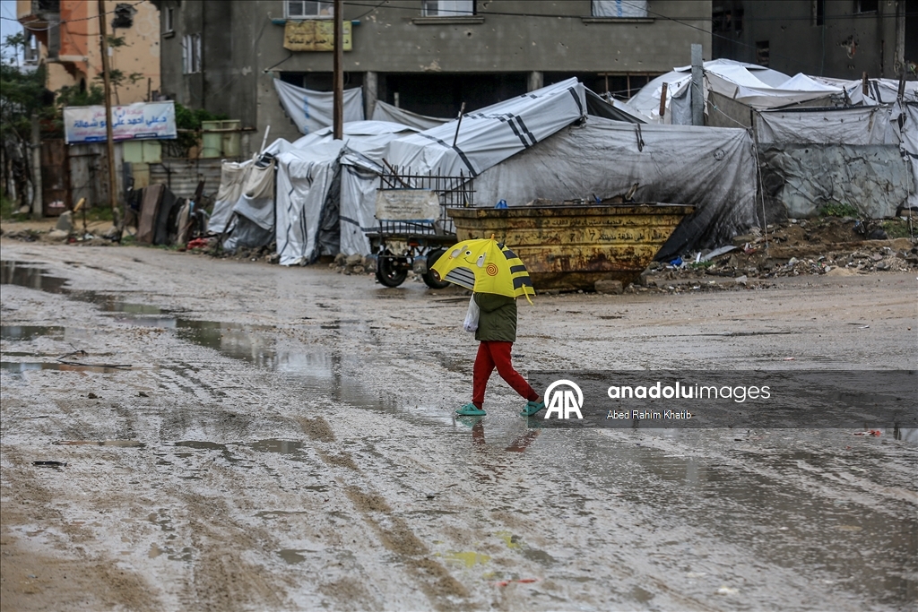 Gazze'de etkili olan yağmur çadırlarda kalan Filistinlileri olumsuz etkiledi