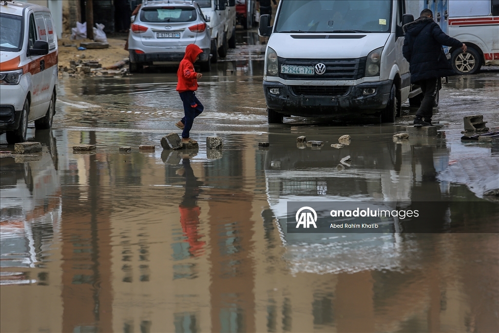 خان يونس..أمطار غزيرة تُغرق الطرقات وخيام النازحين الفلسطينيين
