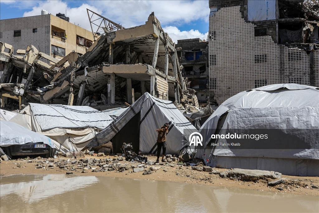 Gazze'de etkili olan yağmur çadırlarda kalan Filistinlileri olumsuz etkiledi