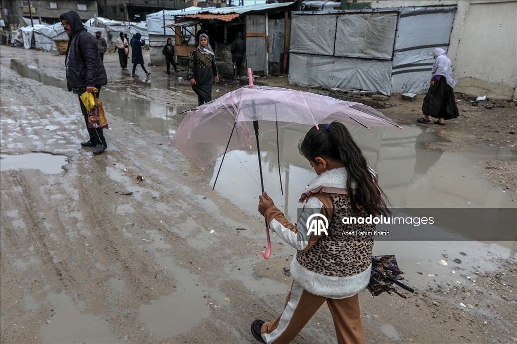 Gazze'de etkili olan yağmur çadırlarda kalan Filistinlileri olumsuz etkiledi