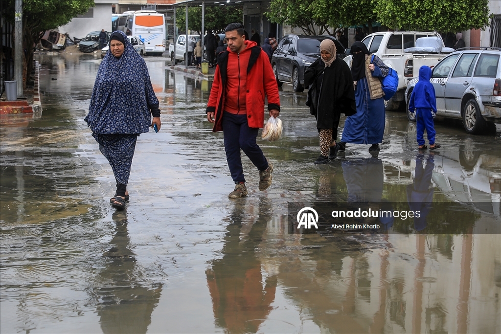 خان يونس..أمطار غزيرة تُغرق الطرقات وخيام النازحين الفلسطينيين