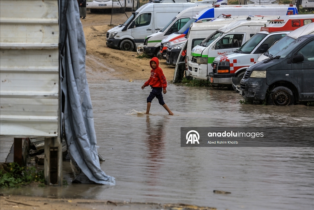 خان يونس..أمطار غزيرة تُغرق الطرقات وخيام النازحين الفلسطينيين