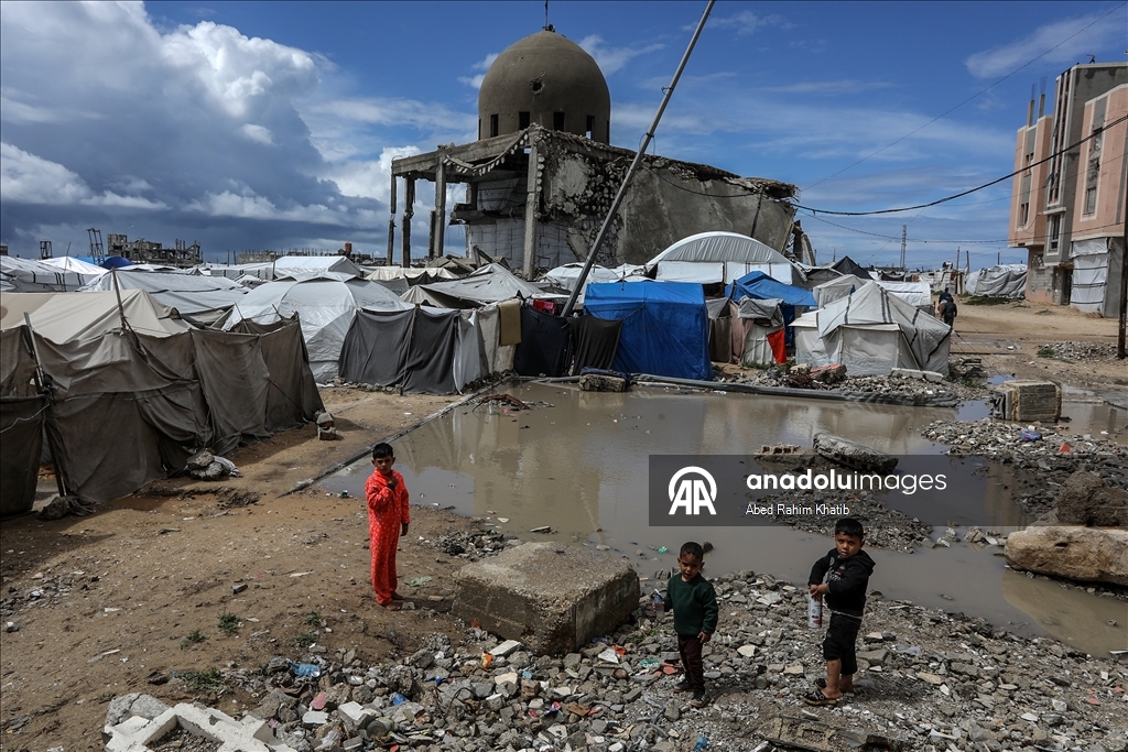 Gazze'de etkili olan yağmur çadırlarda kalan Filistinlileri olumsuz etkiledi