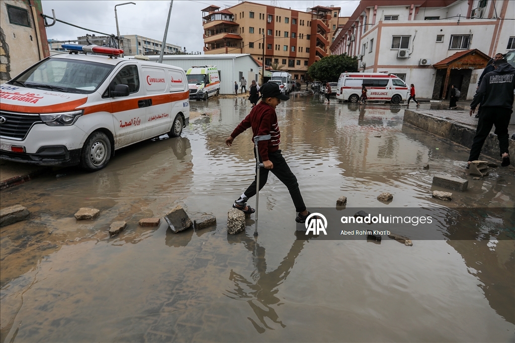 خان يونس..أمطار غزيرة تُغرق الطرقات وخيام النازحين الفلسطينيين