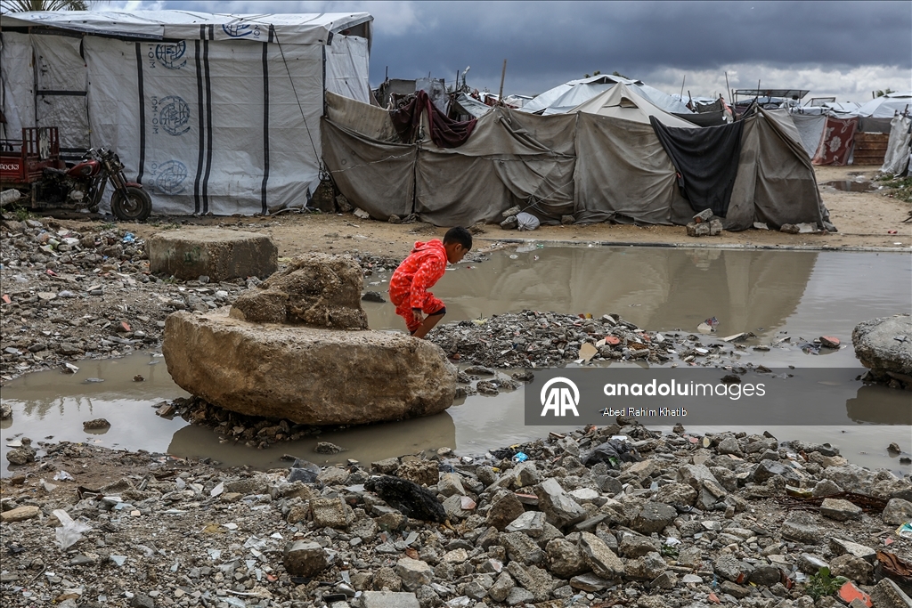 Gazze'de etkili olan yağmur çadırlarda kalan Filistinlileri olumsuz etkiledi