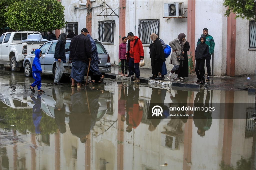 خان يونس..أمطار غزيرة تُغرق الطرقات وخيام النازحين الفلسطينيين