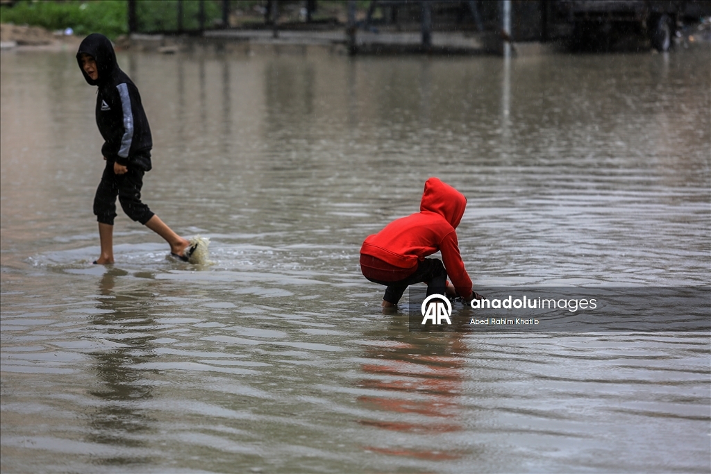 خان يونس..أمطار غزيرة تُغرق الطرقات وخيام النازحين الفلسطينيين