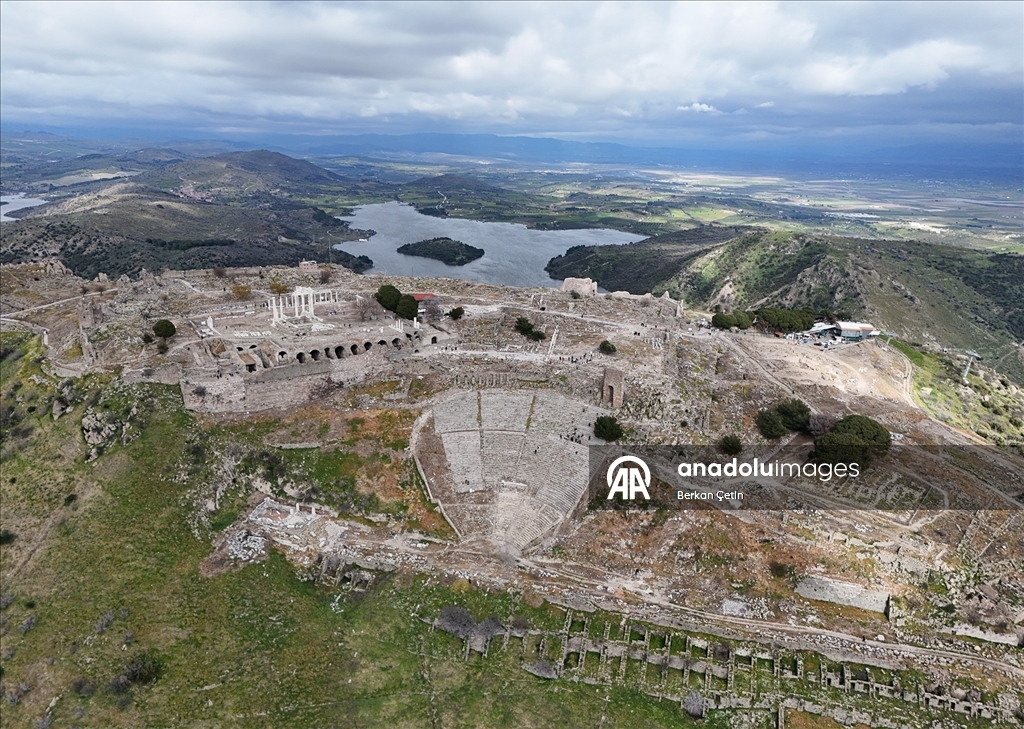 Tarih meraklılarının uğrak noktası: Bergama Akropolü