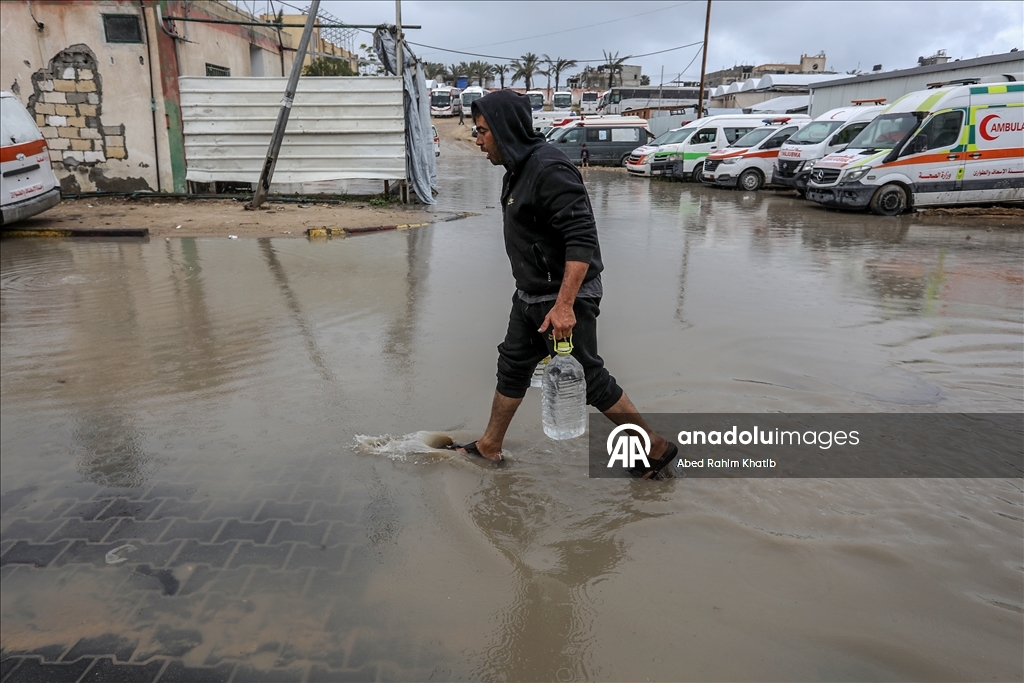 خان يونس..أمطار غزيرة تُغرق الطرقات وخيام النازحين الفلسطينيين