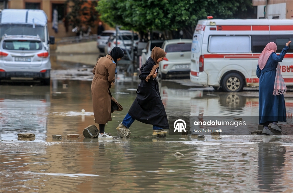 خان يونس..أمطار غزيرة تُغرق الطرقات وخيام النازحين الفلسطينيين