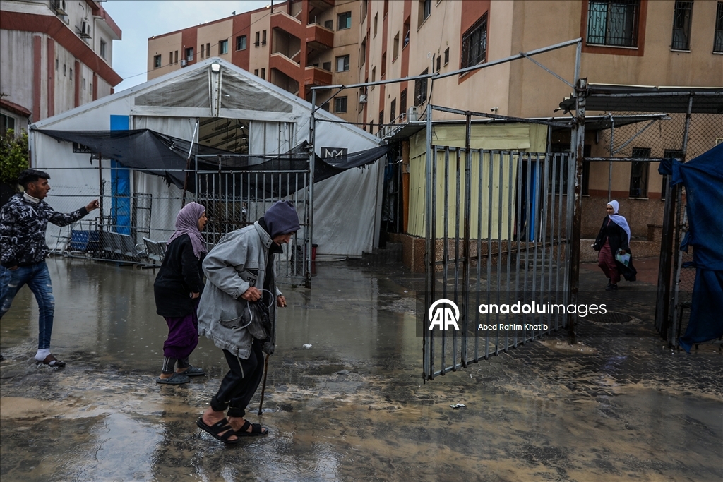 خان يونس..أمطار غزيرة تُغرق الطرقات وخيام النازحين الفلسطينيين
