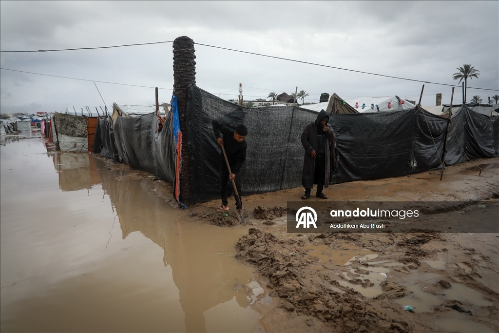 Мощные ливни в секторе Газа негативно повлияли на палестинцев, ютящихся в палатках