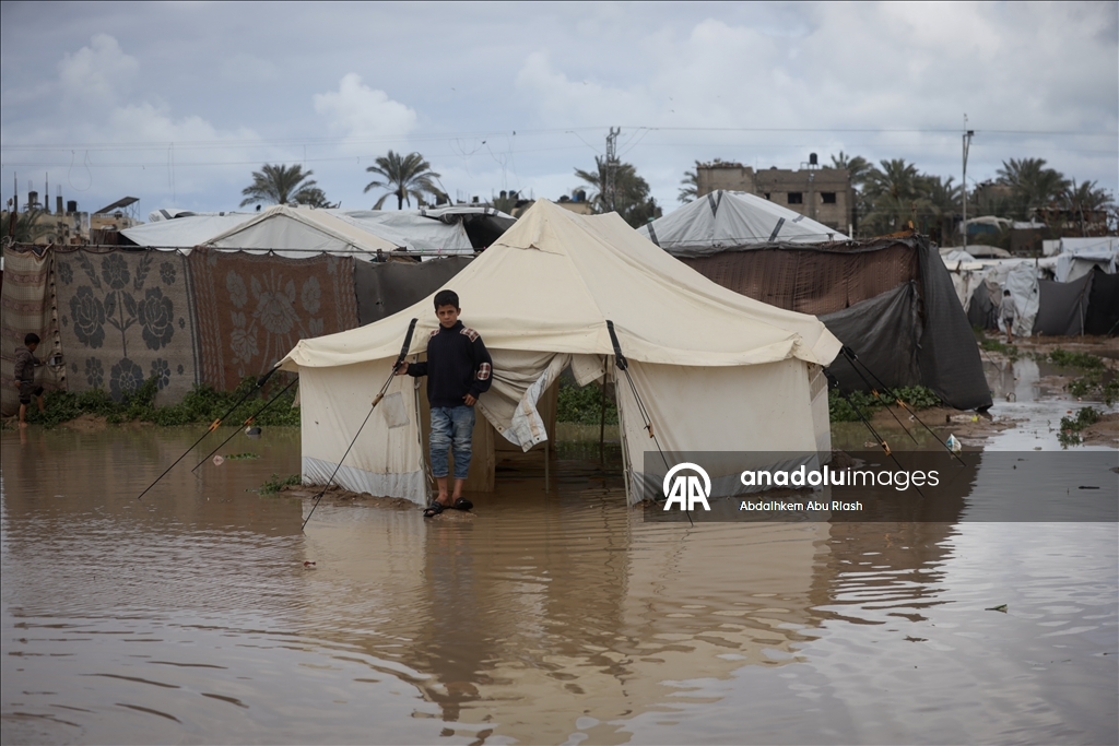 Мощные ливни в секторе Газа негативно повлияли на палестинцев, ютящихся в палатках