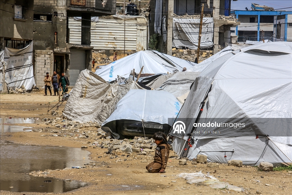 Gazze'de etkili olan yağmur çadırlarda kalan Filistinlileri olumsuz etkiledi
