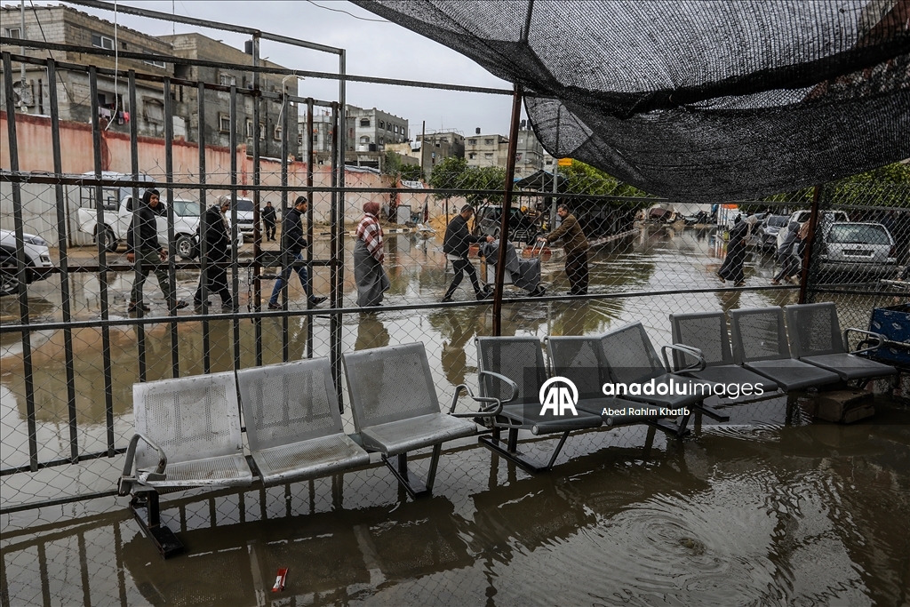 خان يونس..أمطار غزيرة تُغرق الطرقات وخيام النازحين الفلسطينيين