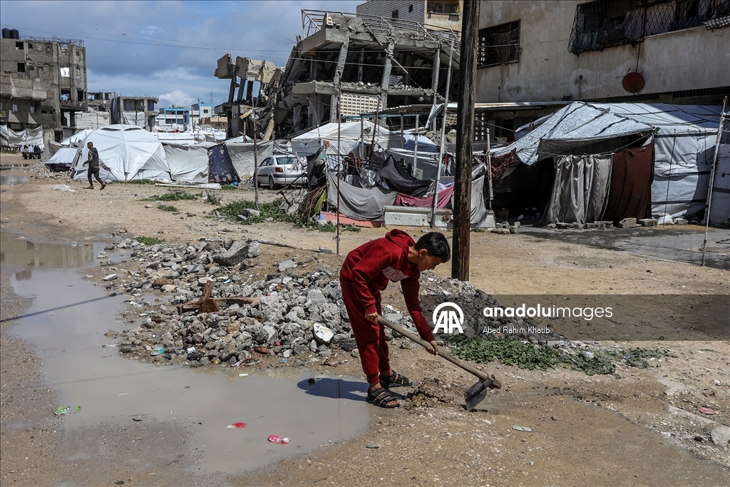Gazze'de etkili olan yağmur çadırlarda kalan Filistinlileri olumsuz etkiledi