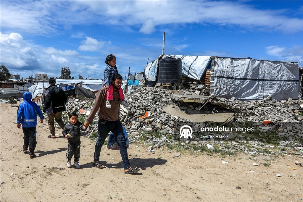 Gazze'de etkili olan yağmur çadırlarda kalan Filistinlileri olumsuz etkiledi