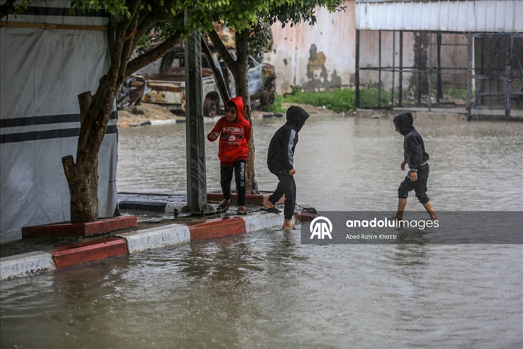خان يونس..أمطار غزيرة تُغرق الطرقات وخيام النازحين الفلسطينيين