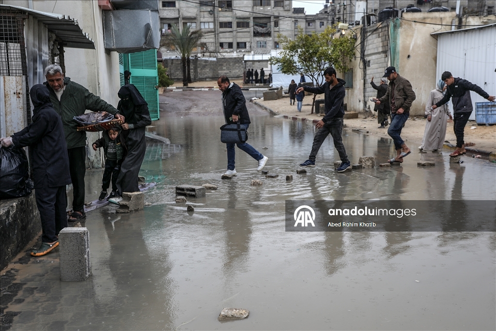 خان يونس..أمطار غزيرة تُغرق الطرقات وخيام النازحين الفلسطينيين