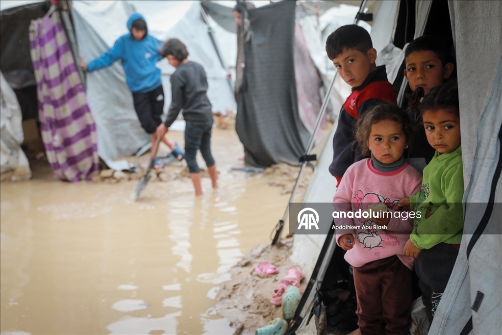 Мощные ливни в секторе Газа негативно повлияли на палестинцев, ютящихся в палатках