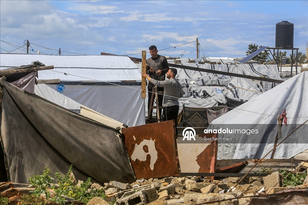 Gazze'de etkili olan yağmur çadırlarda kalan Filistinlileri olumsuz etkiledi
