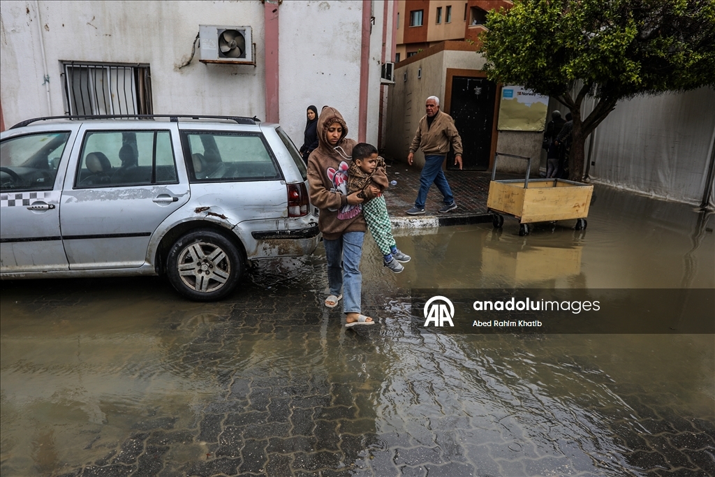 خان يونس..أمطار غزيرة تُغرق الطرقات وخيام النازحين الفلسطينيين