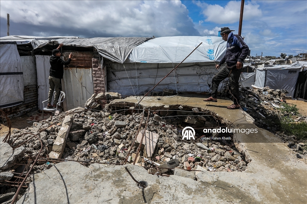 Gazze'de etkili olan yağmur çadırlarda kalan Filistinlileri olumsuz etkiledi