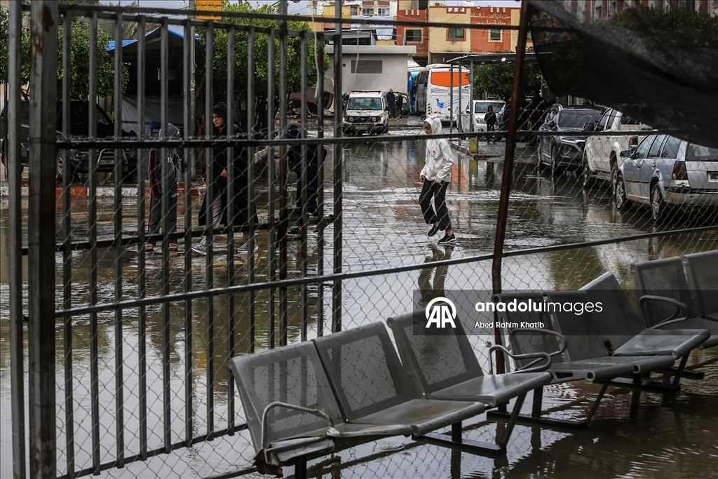 خان يونس..أمطار غزيرة تُغرق الطرقات وخيام النازحين الفلسطينيين