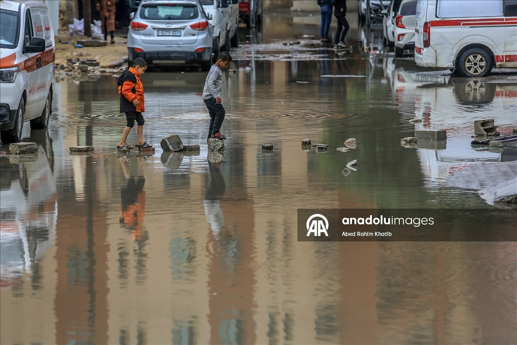 خان يونس..أمطار غزيرة تُغرق الطرقات وخيام النازحين الفلسطينيين
