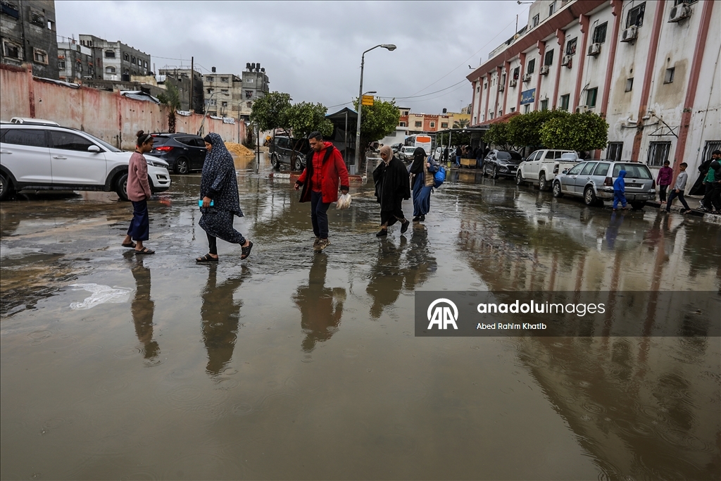 خان يونس..أمطار غزيرة تُغرق الطرقات وخيام النازحين الفلسطينيين