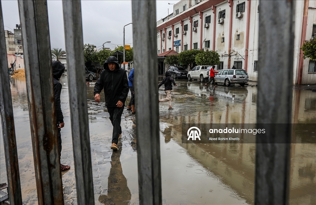 خان يونس..أمطار غزيرة تُغرق الطرقات وخيام النازحين الفلسطينيين