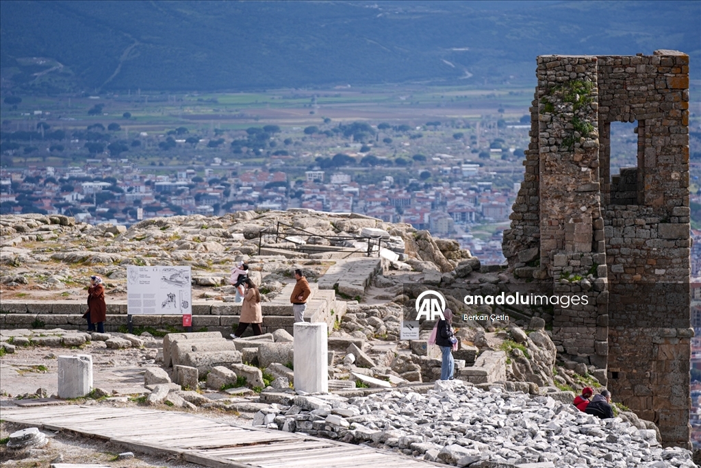 Tarih meraklılarının uğrak noktası: Bergama Akropolü