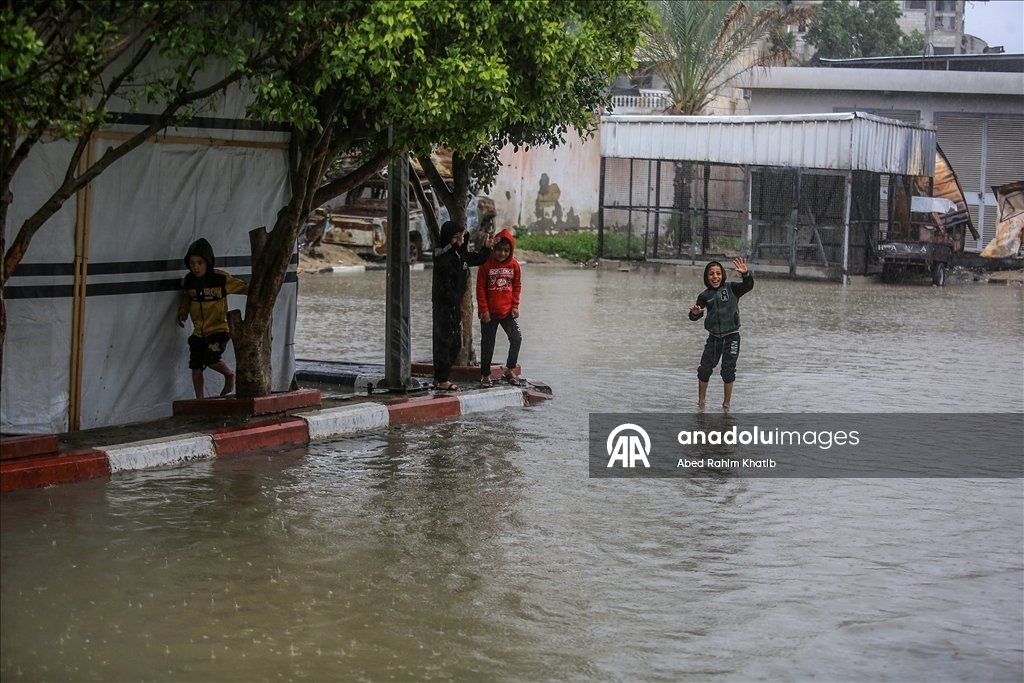 خان يونس..أمطار غزيرة تُغرق الطرقات وخيام النازحين الفلسطينيين