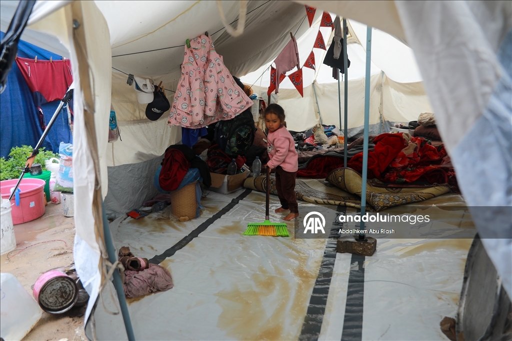 Мощные ливни в секторе Газа негативно повлияли на палестинцев, ютящихся в палатках