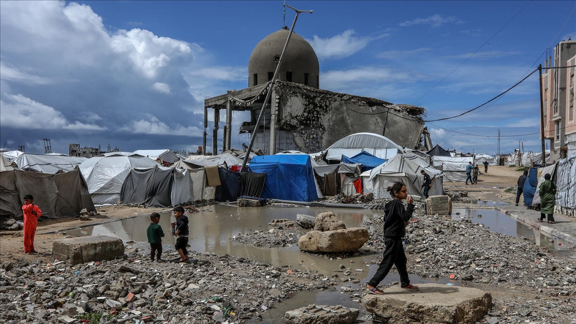Gazze'de etkili olan yağmur çadırlarda kalan Filistinlileri olumsuz etkiledi