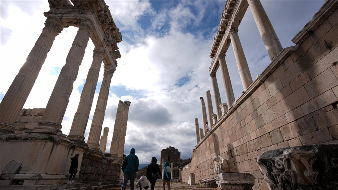 Tarih meraklılarının uğrak noktası: Bergama Akropolü