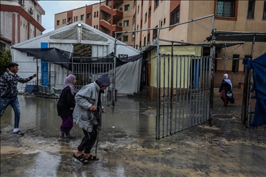 خان يونس..أمطار غزيرة تُغرق الطرقات وخيام النازحين الفلسطينيين