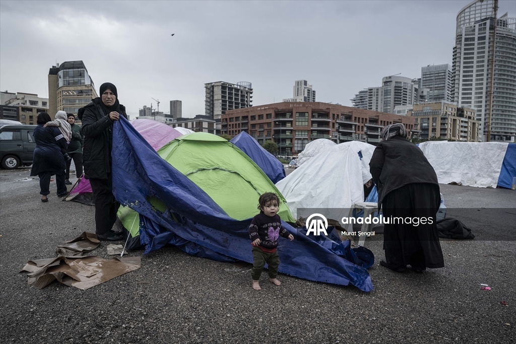 İsrail saldırıları nedeniyle evlerini terk etmek zorunda kalan Lübnanlılar, günlerini sokakta geçiriyor
