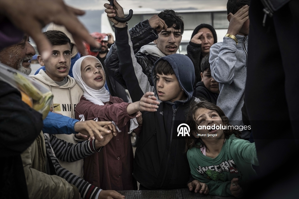 İsrail saldırıları nedeniyle evlerini terk etmek zorunda kalan Lübnanlılar, günlerini sokakta geçiriyor