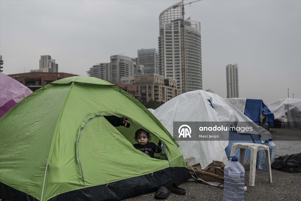 İsrail saldırıları nedeniyle evlerini terk etmek zorunda kalan Lübnanlılar, günlerini sokakta geçiriyor