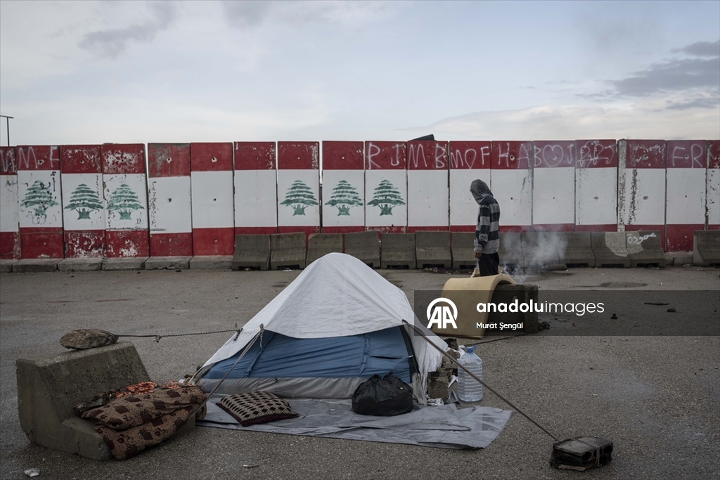 İsrail saldırıları nedeniyle evlerini terk etmek zorunda kalan Lübnanlılar, günlerini sokakta geçiriyor