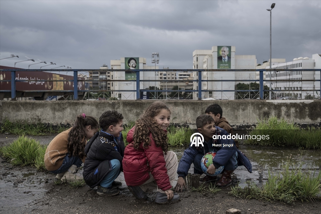 İsrail saldırıları nedeniyle evlerini terk etmek zorunda kalan Lübnanlılar, günlerini sokakta geçiriyor