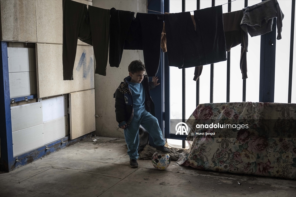 İsrail saldırıları nedeniyle evlerini terk etmek zorunda kalan Lübnanlılar, günlerini sokakta geçiriyor