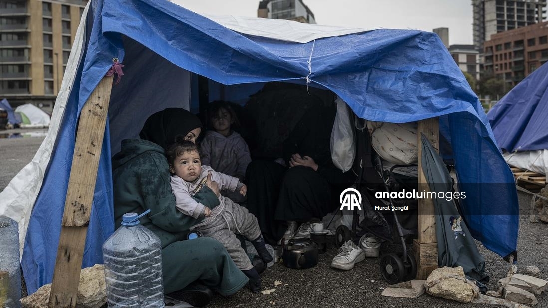 İsrail saldırıları nedeniyle evlerini terk etmek zorunda kalan Lübnanlılar, günlerini sokakta geçiriyor