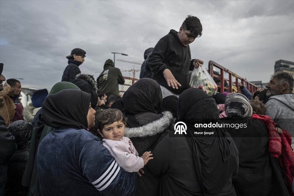 İsrail saldırıları nedeniyle evlerini terk etmek zorunda kalan Lübnanlılar, günlerini sokakta geçiriyor
